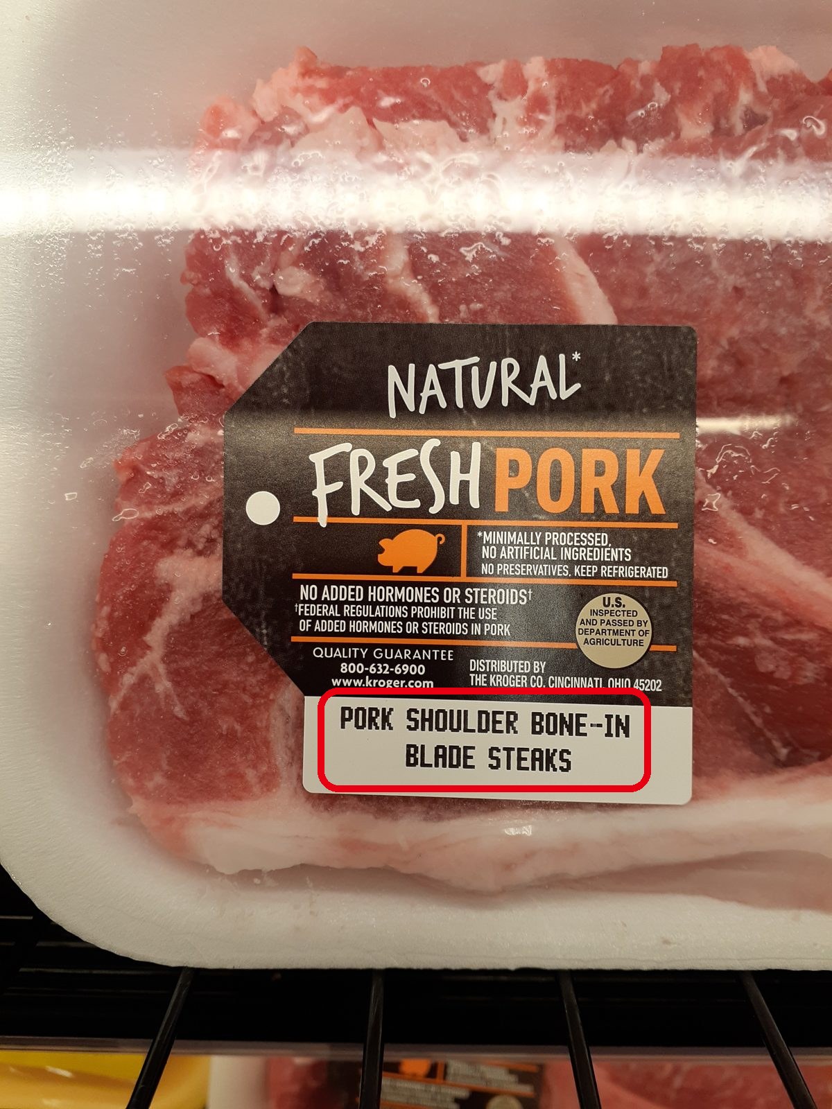 肩ロース側をステーキ用に切った豚肉（PORK SHOULDER BONE-IN BLADE STEAKS）