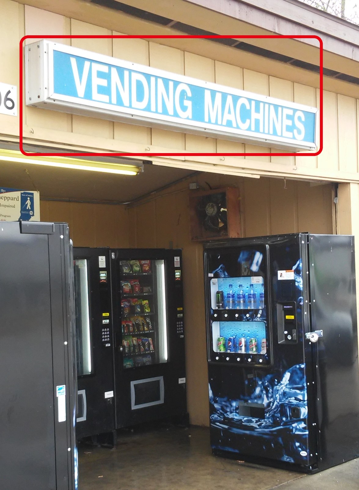 高速道路の休憩所（REST AREA）の自動販売機コーナー