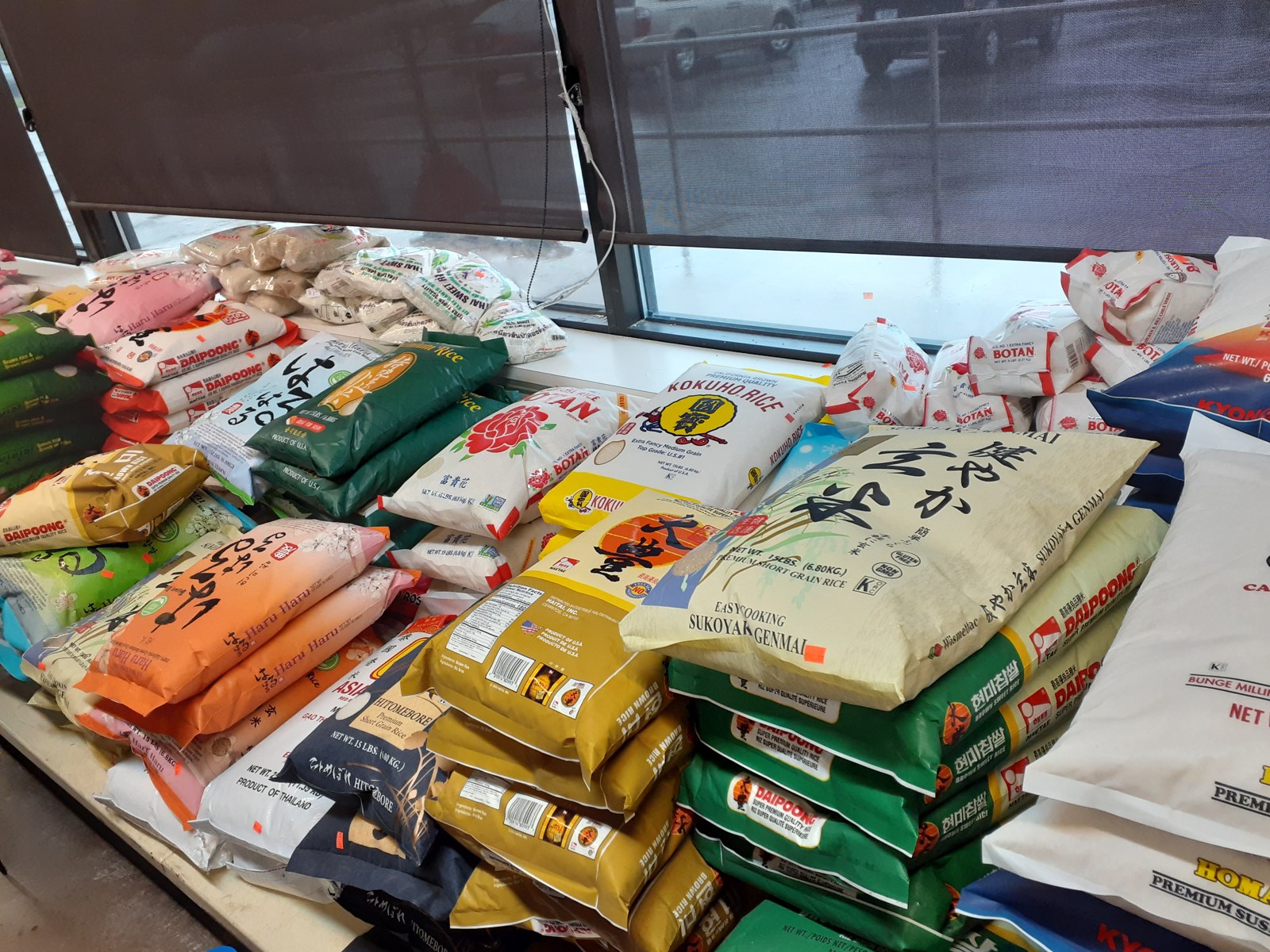アジア系マーケットの米売り場
