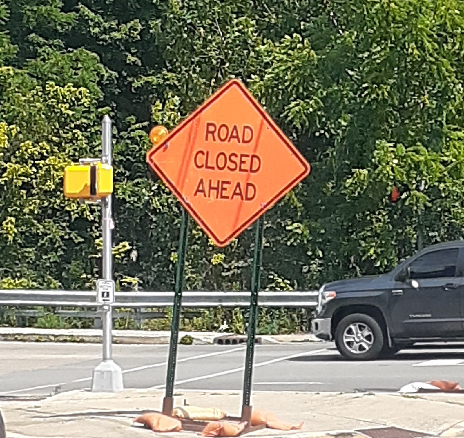 アメリカの道路標識一覧｜意味と色・形の見分け方、日本と違う交通ルール