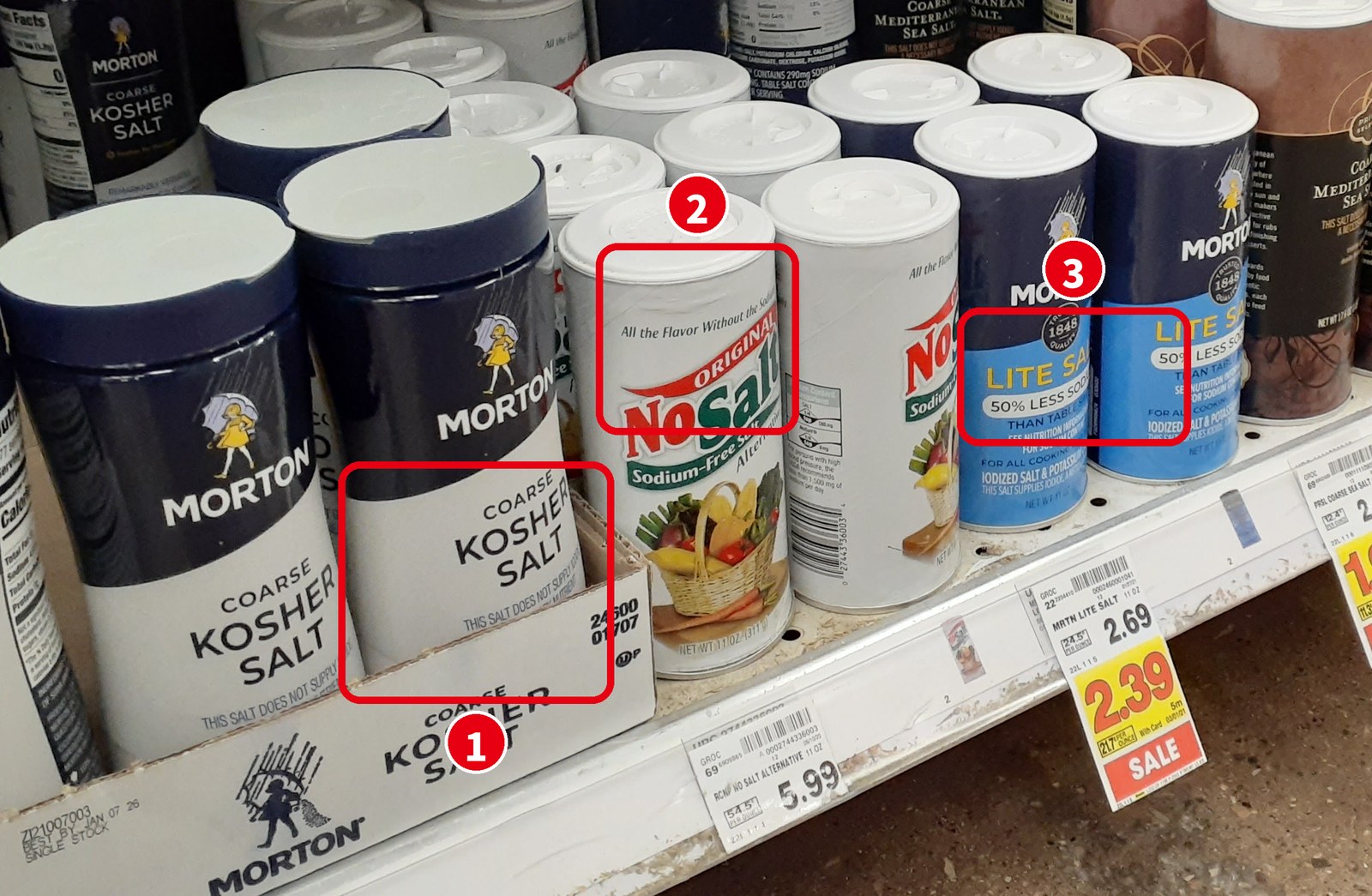 Morton の Kosher Salt や NoSalt が並ぶ塩の売り場