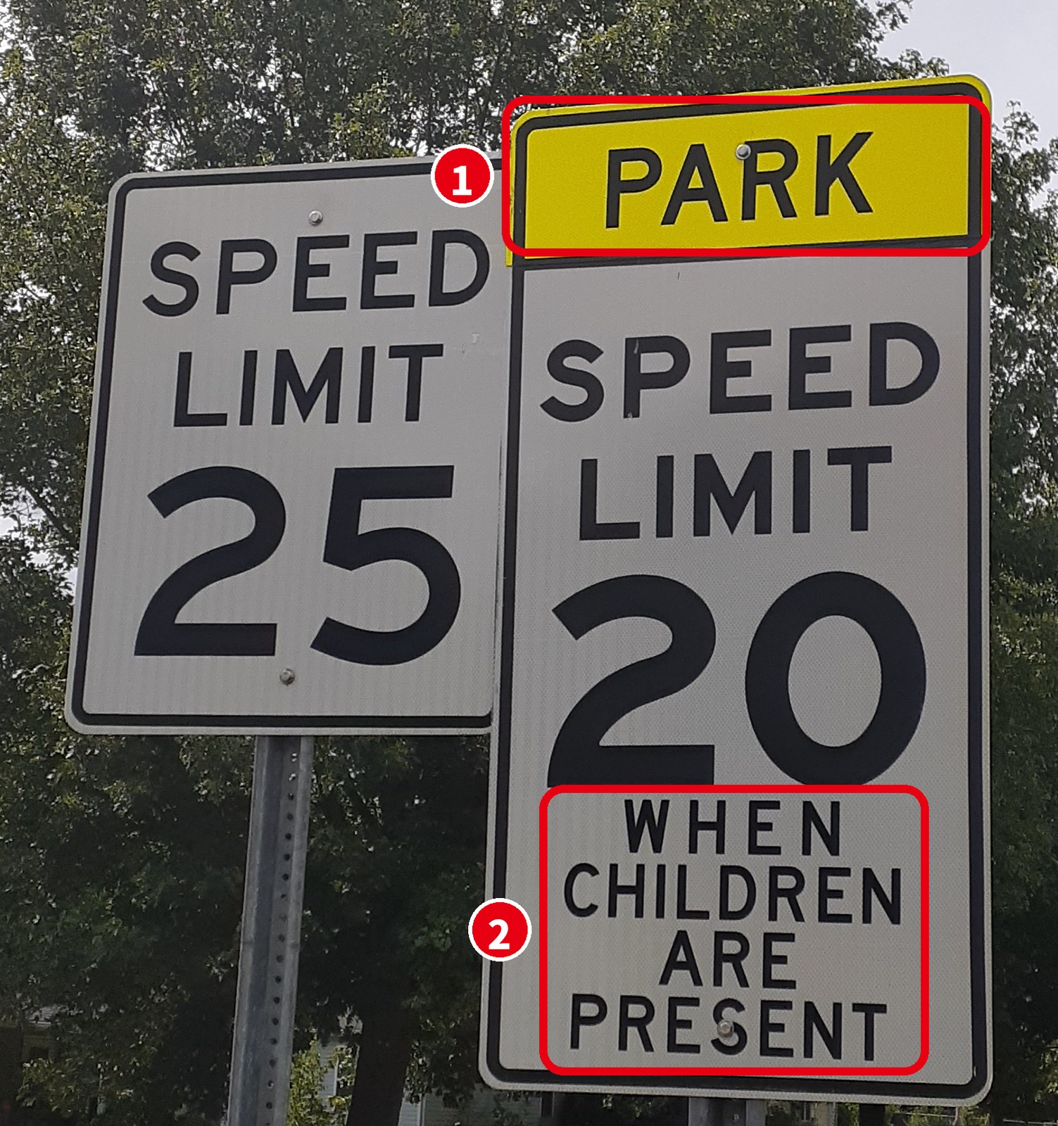 「SPEED LIMIT 25」と、黄色の「PARK」の下に「SPEED LIMIT 20 WHEN CHILDREN ARE PRESENT」の標識