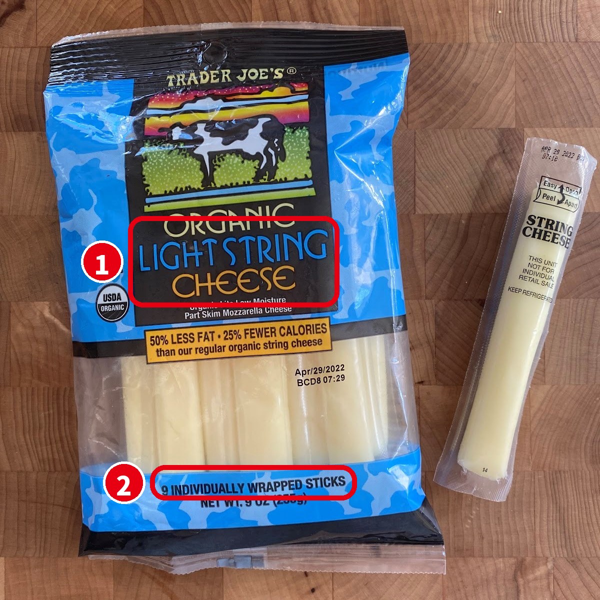 Trader Joe’s の Organic Light String Cheese の袋と1本の String Cheese