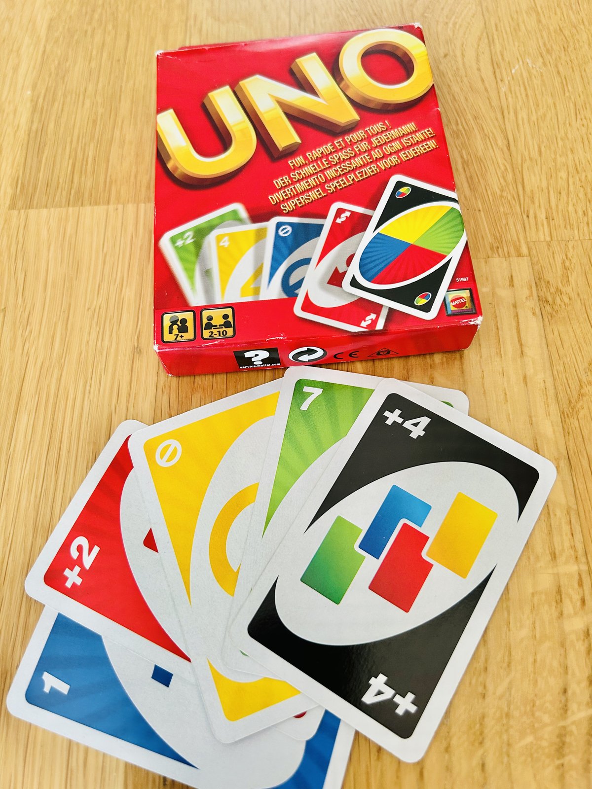 UNOの箱と、＋2・＋4などのUNOのカード