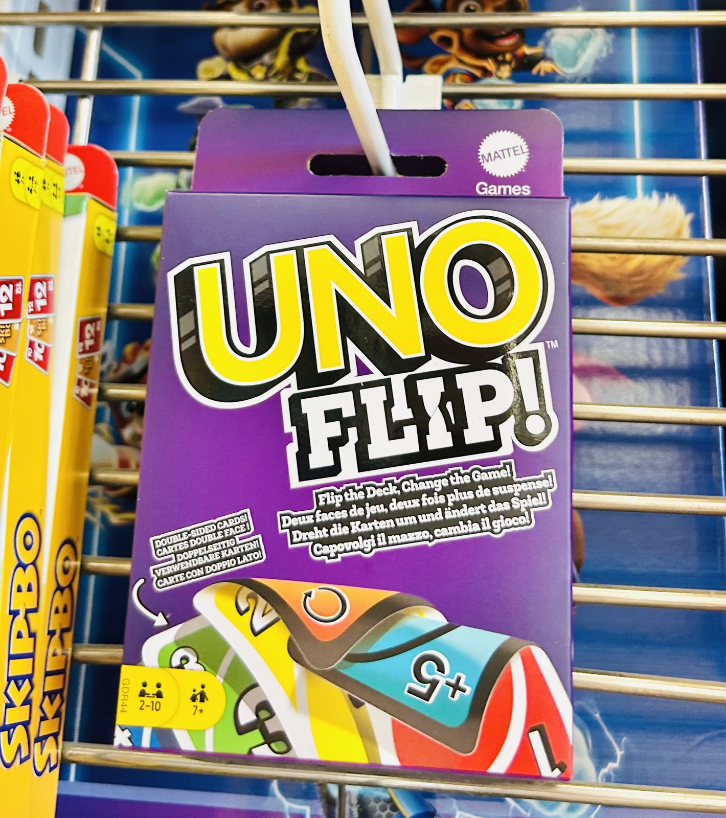 お店の棚に並ぶ紫色の箱の UNO FLIP!