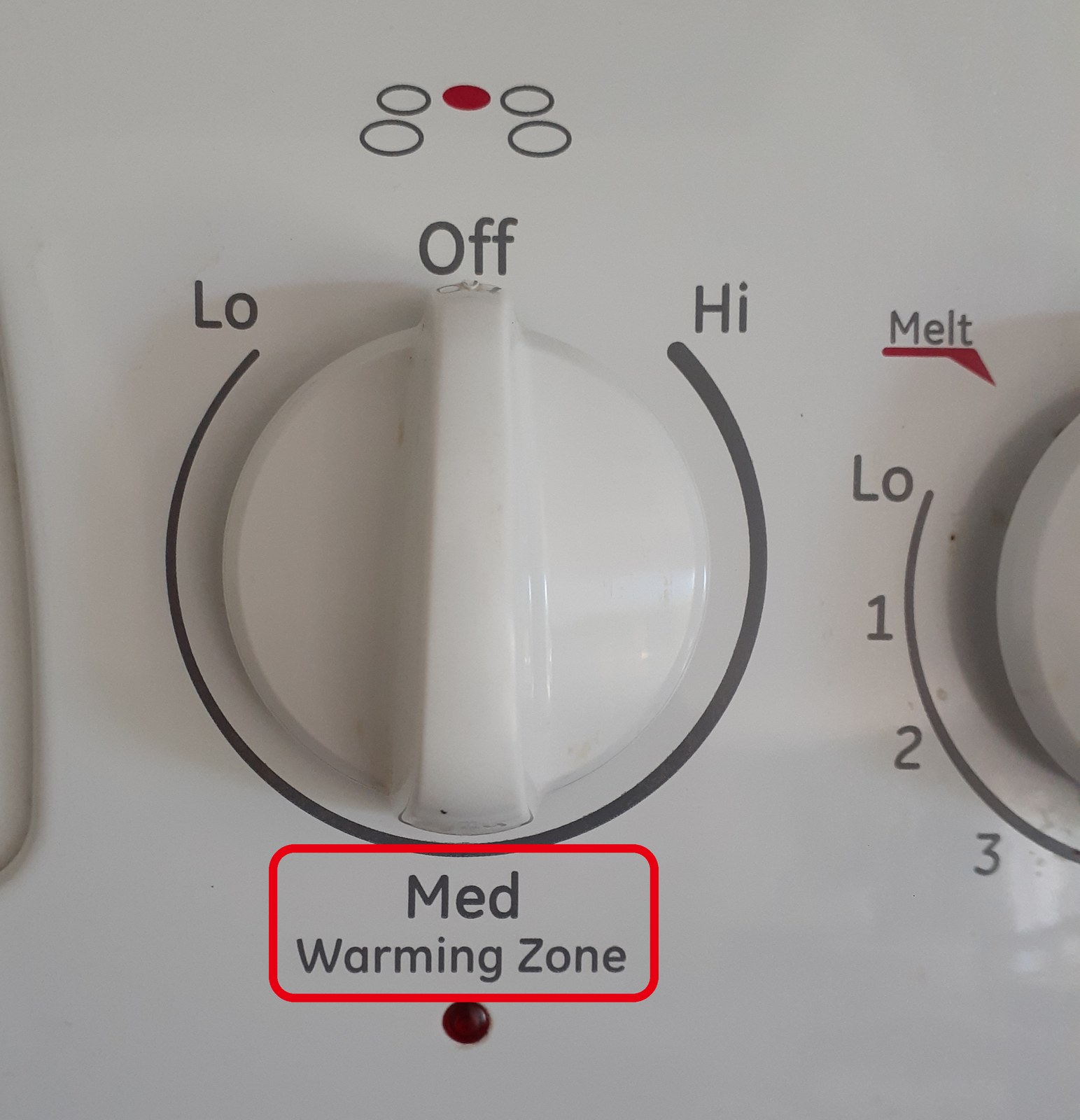 コンロの Warming Zone のつまみ(Lo・Med・Hi)