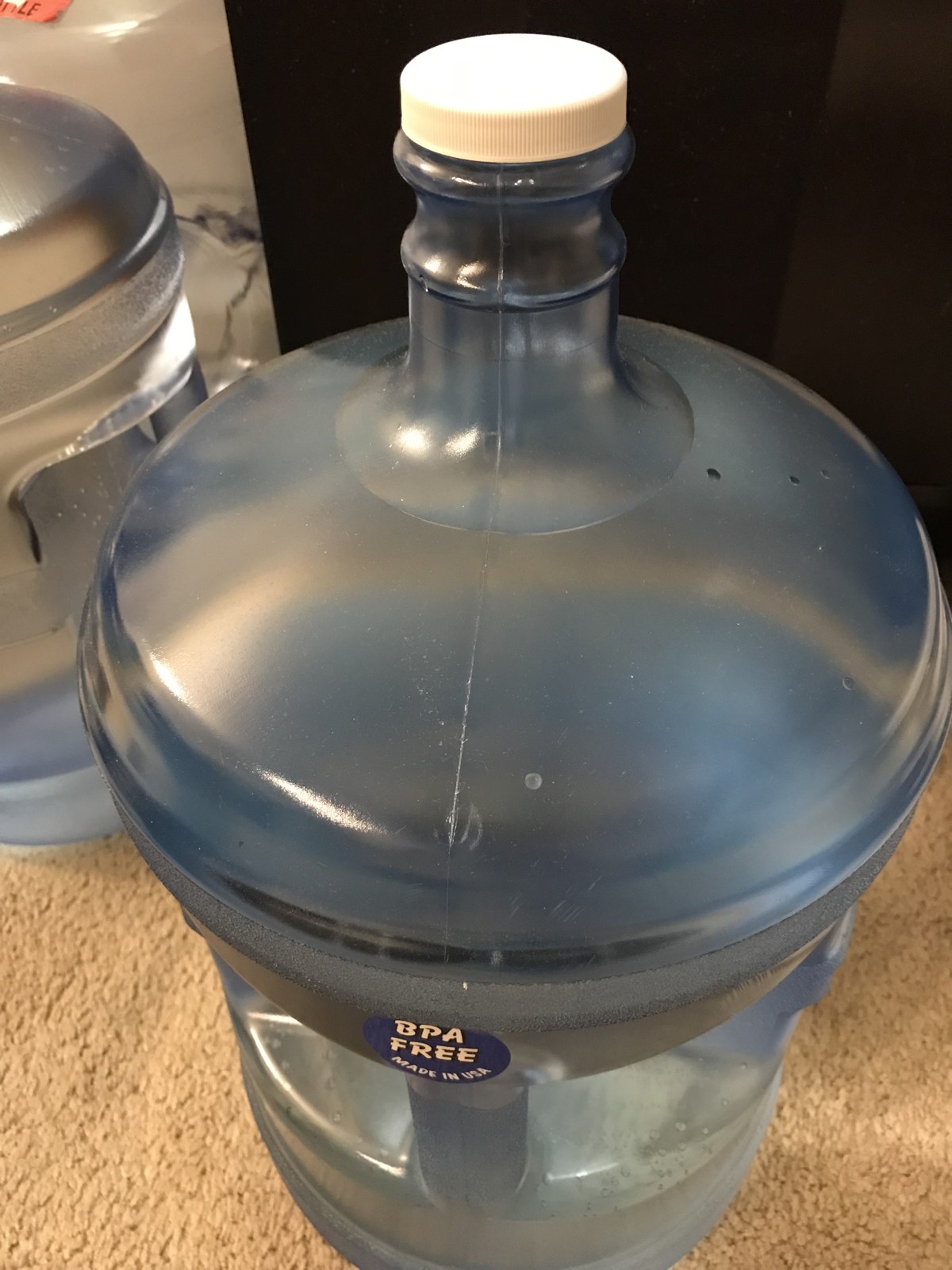 お水屋さんで水を入れてもらうための大きなボトル