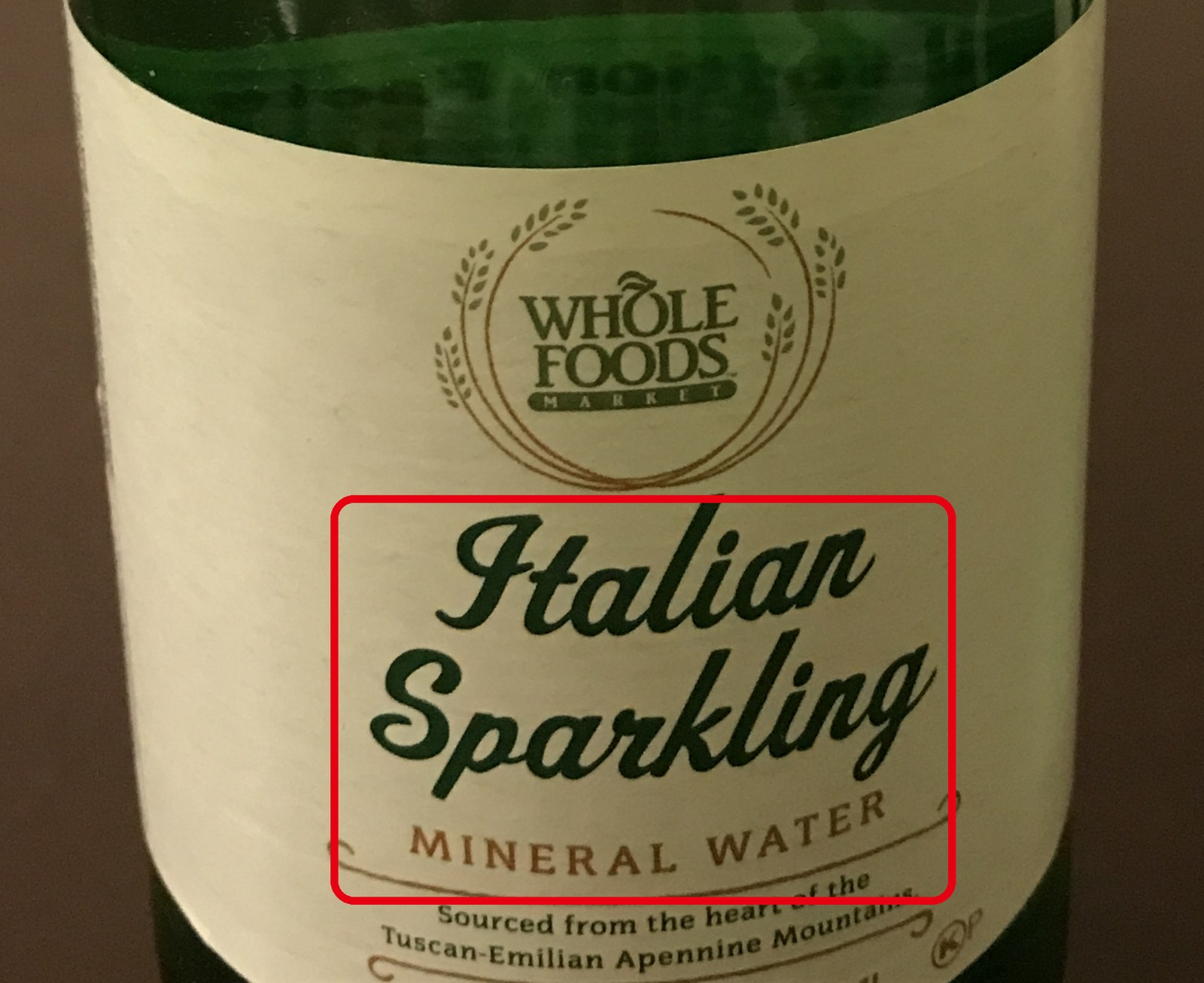 Whole Foods Market の Italian Sparkling Mineral Water のボトル