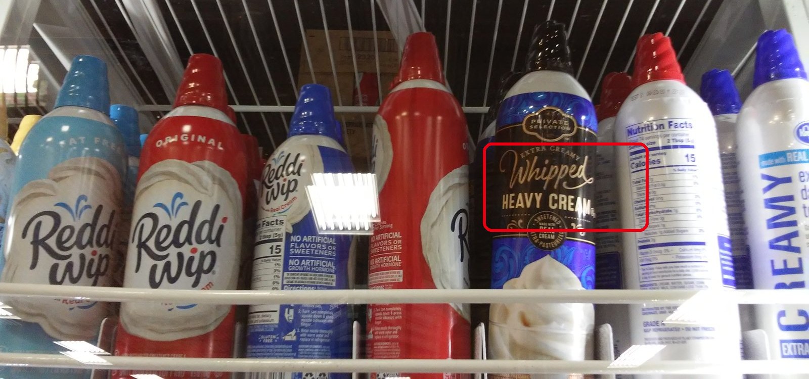 Reddi-wip などスプレー缶のホイップクリームの棚